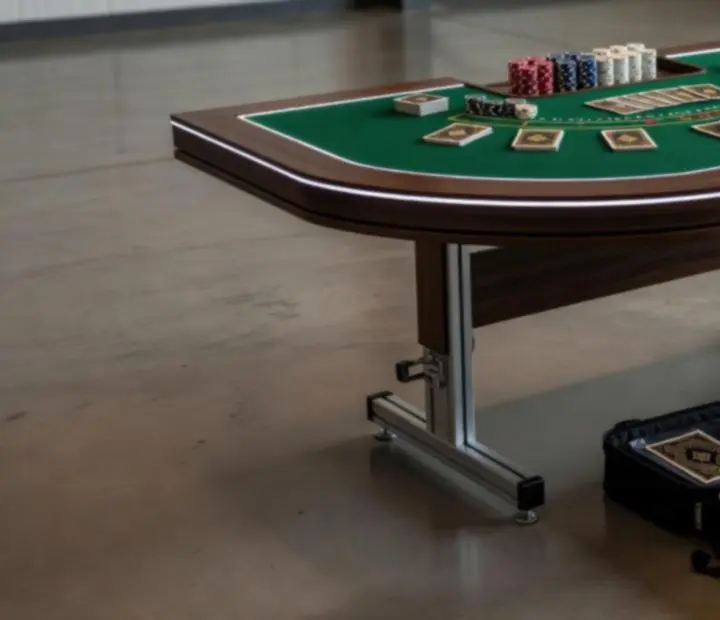 Mobilny stół blackjack z podświetleniem i pełnym zestawem kart oraz żetonów